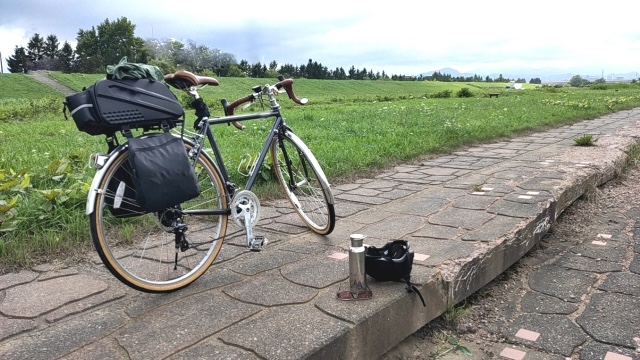 スポーツバイクに荷物を積載するイメージ写真